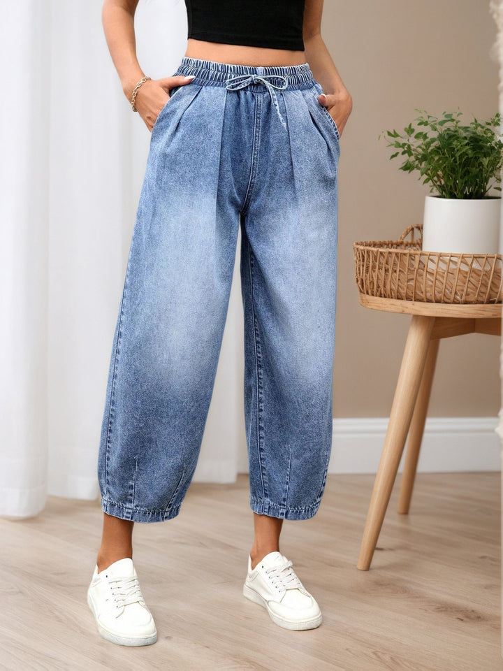 Effortless Relaxed Light Blue Barrel Jeans for Women with High Waist Cinched Ankle